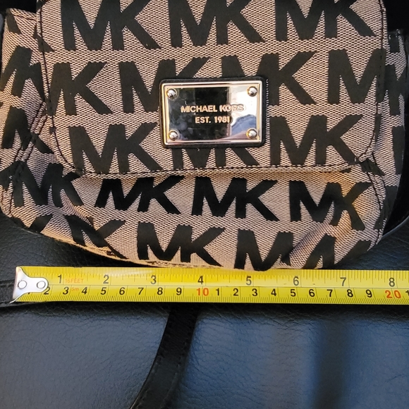 Michael Kors small Crossbody. EUC - Picture 6 of 7